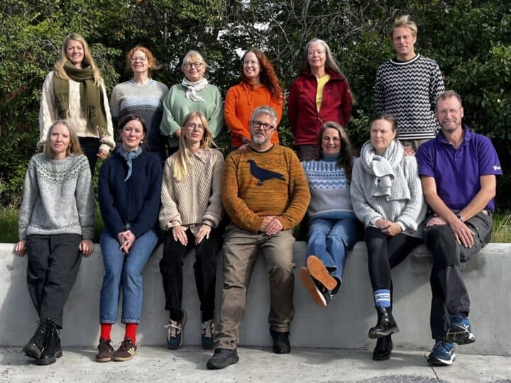 Gruppbild på de personer som organiserar projektet Vilda grannar på skolgården.