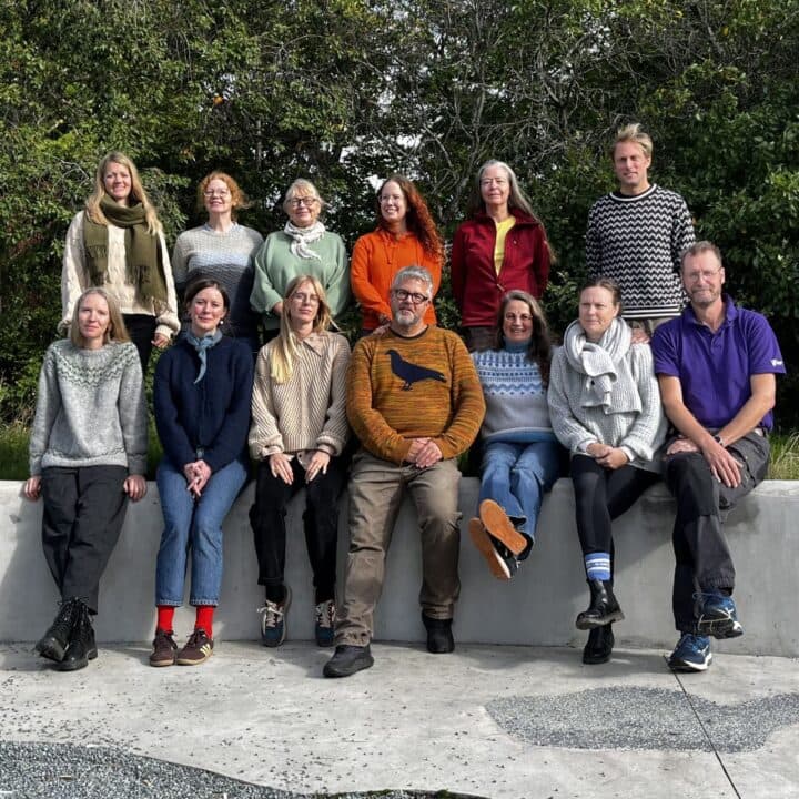 Gruppbild på de personer som organiserar projektet Vilda grannar på skolgården.