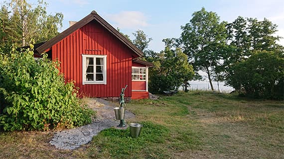 En liten röd stuga