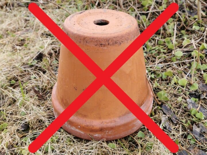 Upp- och nervänd kruka med rött kryss över.