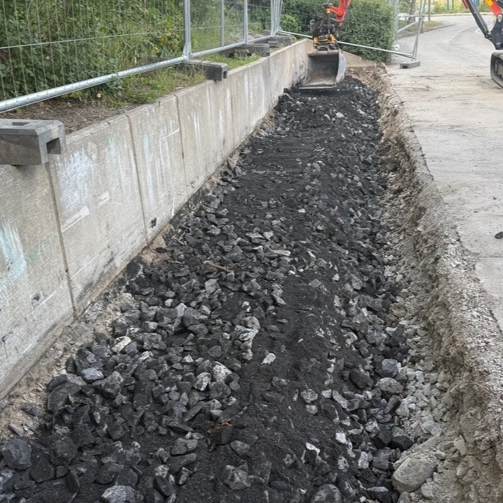 På leran ligger stenar, kompost och biokol.