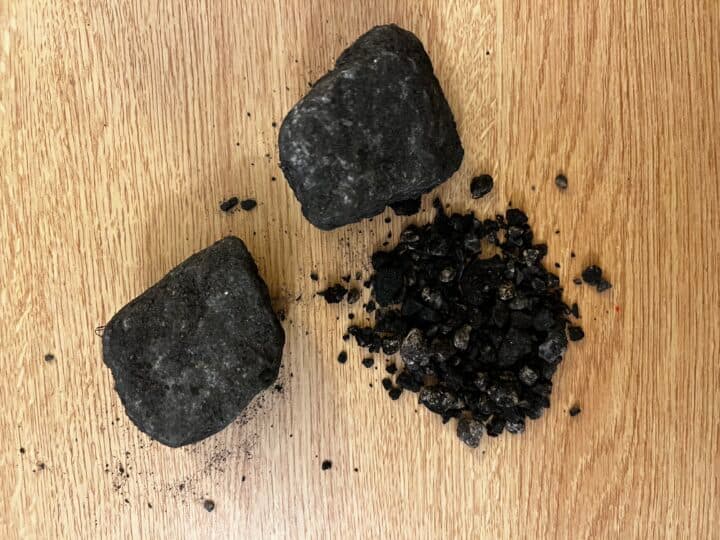 Material från växtbäddarna ligger på ett bord.