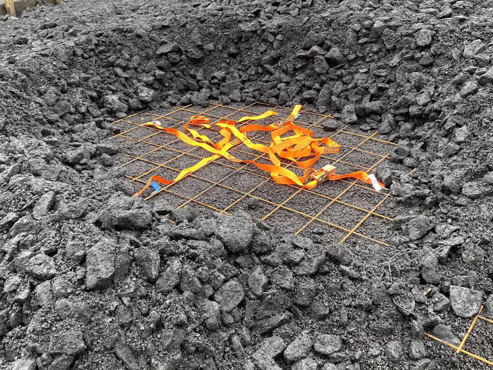 Spännband och armeringsjärn på marken.