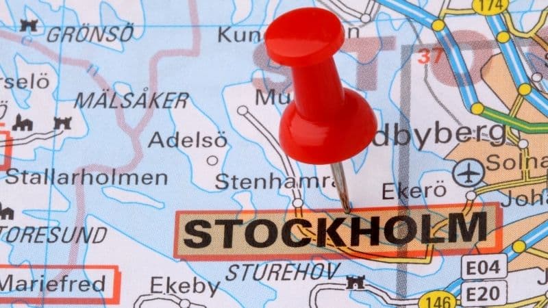 Karta över Stockholmsområdet med ett rött häftstift.
