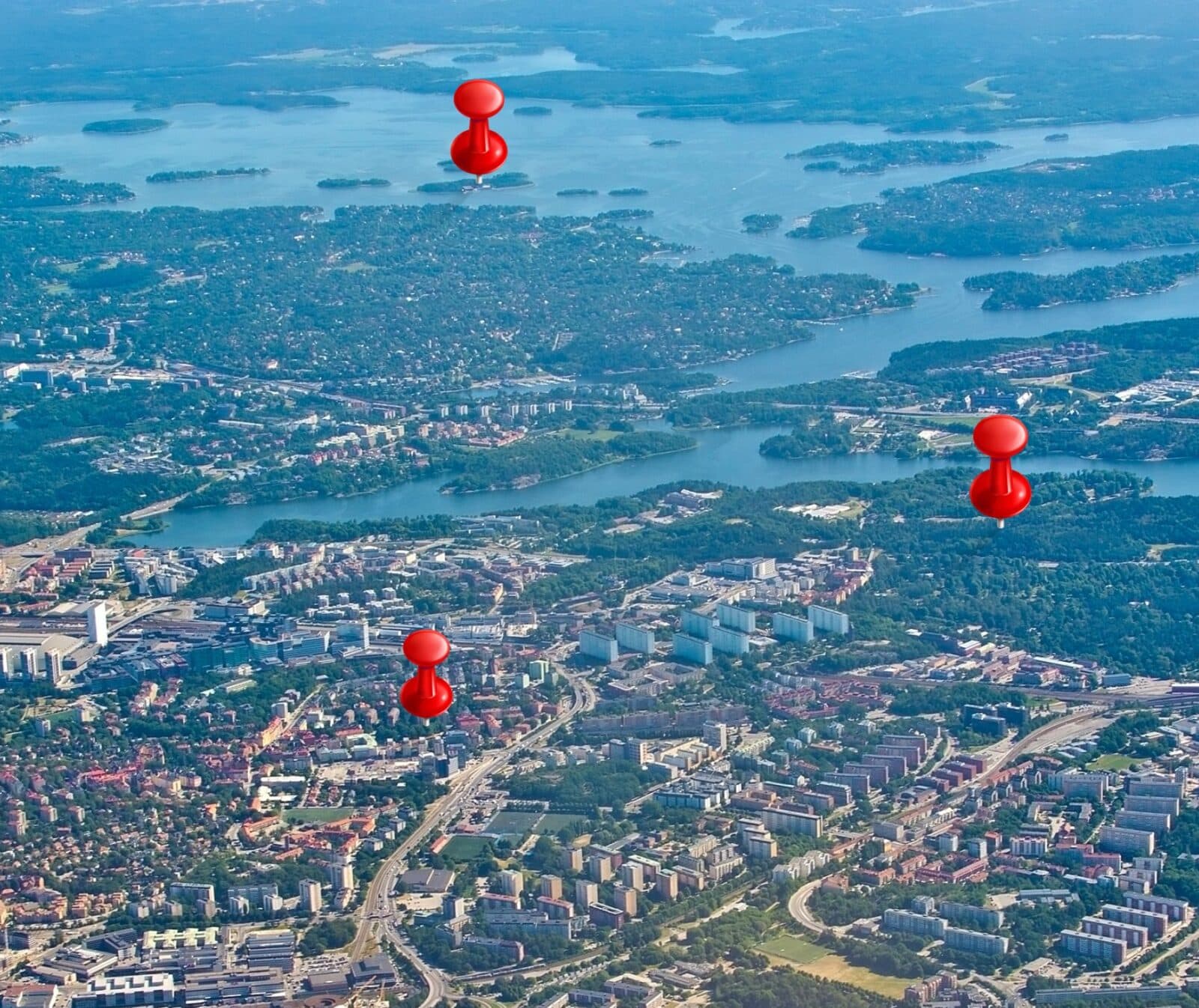 Stockholm från ovan med röda häftstift i olika naturområden