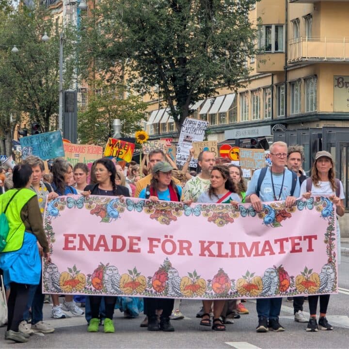 Fronten av den stora klimatdemonstationen med banderollen "Enade för klimatet".